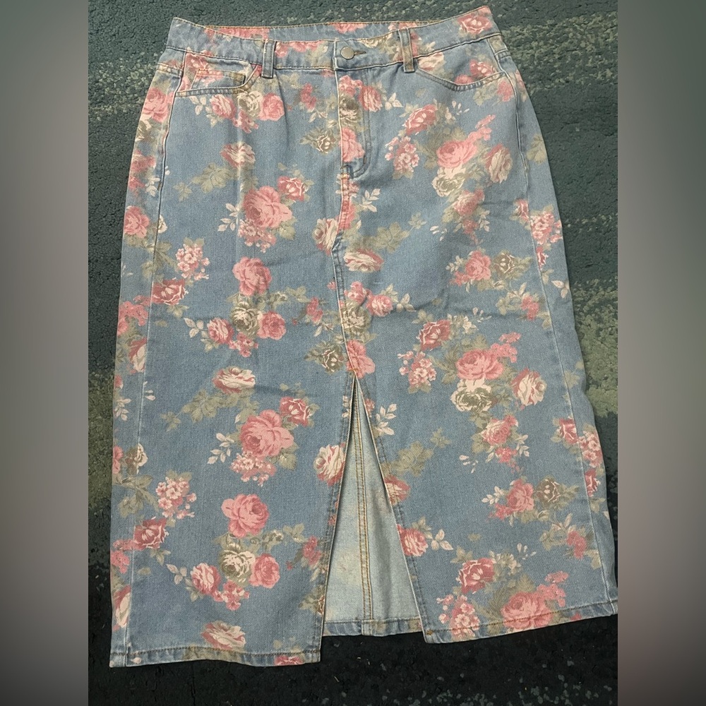 NIP Denim Midi Skirt  Floral Patterned with front slit and pockets. 💐